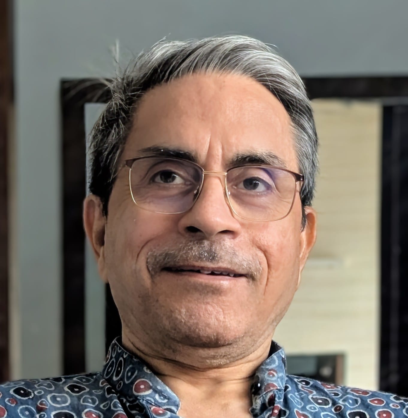 लेखक प्रोफ़ाइल